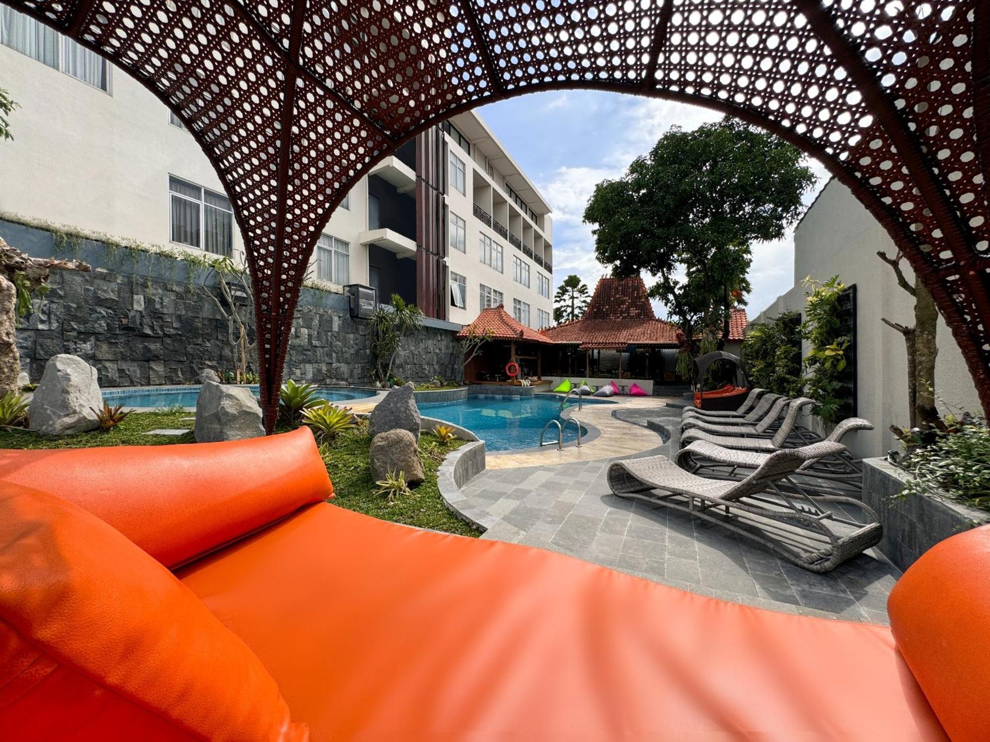 Aveon Yogyakarta Hotel 4*